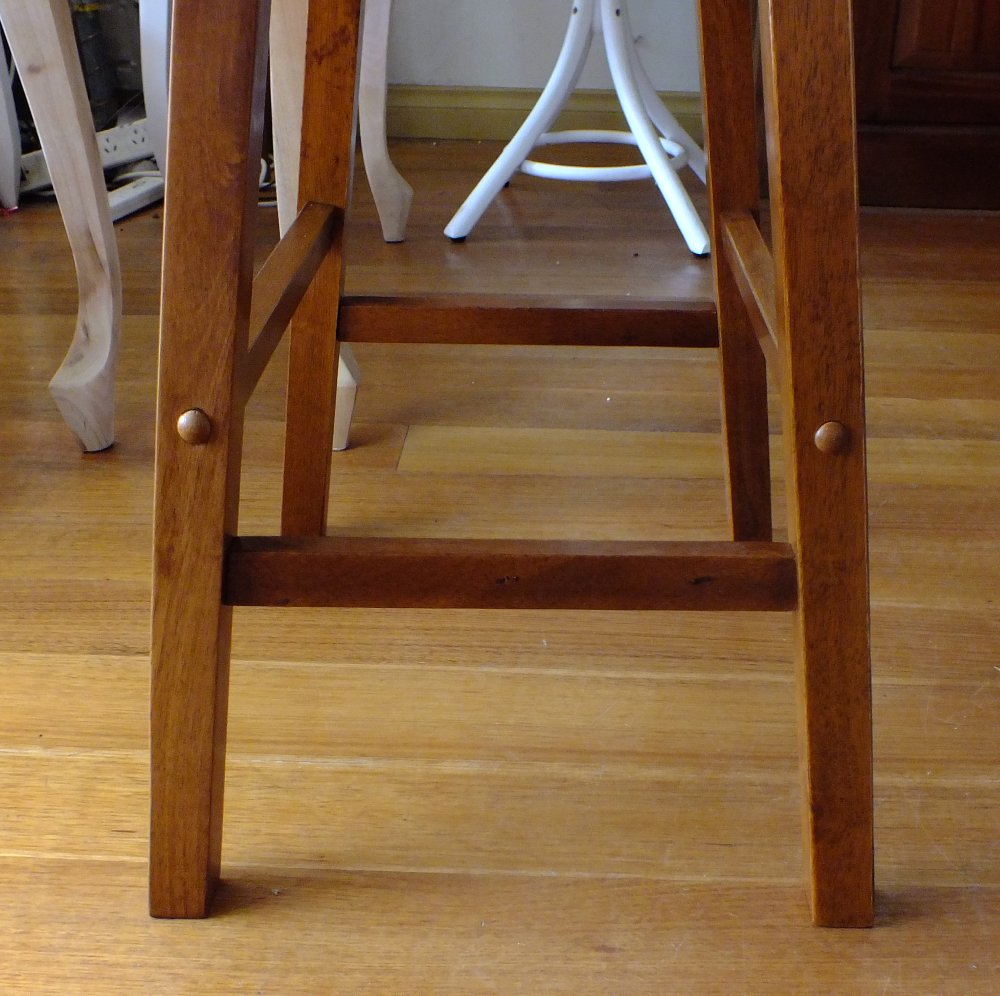 Sushi 27 Saddle Stool – view 2